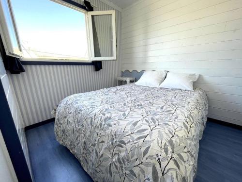 a bedroom with a bed in a room with a window at Chalet Gruissan, 4 pièces, 8 personnes - FR-1-784-21 in Gruissan