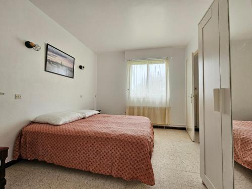 une chambre avec deux lits et une fenêtre dans l'établissement Charmant Appartement Proche Plage - 4 Pers - Animaux sur Demande - Wifi Gratuite - FR-1-476-211, à La Faute-sur-Mer