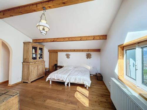 Schlafzimmer mit einem Bett und einem Fenster in der Unterkunft Chalet Combloux, 6 pièces, 9 personnes - FR-1-560-125 in Combloux
