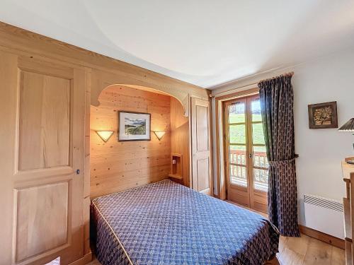 une chambre avec un lit et une fenêtre dans l'établissement Appartement 2 chambres avec parking et wifi à Combloux - FR-1-560-124, à Combloux