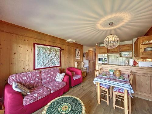 un salon avec un canapé et une table dans l'établissement Appartement 2 chambres avec parking et wifi à Combloux - FR-1-560-124, à Combloux