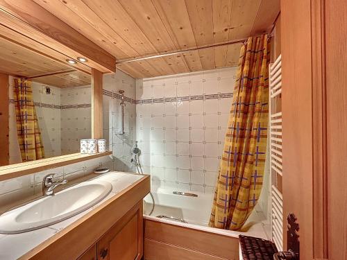 une salle de bain avec un lavabo et une baignoire dans l'établissement Appartement 2 chambres avec parking et wifi à Combloux - FR-1-560-124, à Combloux