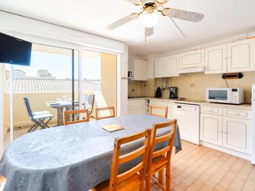 une cuisine et une salle à manger avec une table et des chaises dans l'établissement Studio double cabine avec piscine, proche plage et commerces à Gruissan - FR-1-409A-29, à Gruissan