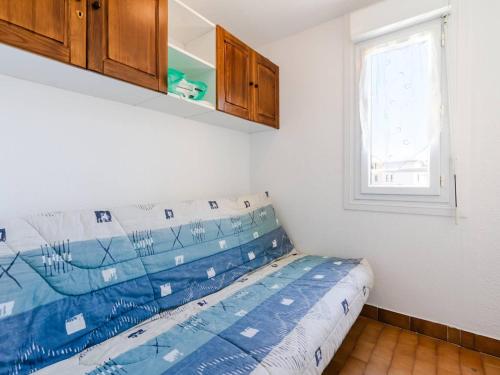 un lit dans une chambre avec une fenêtre dans l'établissement Studio double cabine avec piscine, proche plage et commerces à Gruissan - FR-1-409A-29, à Gruissan