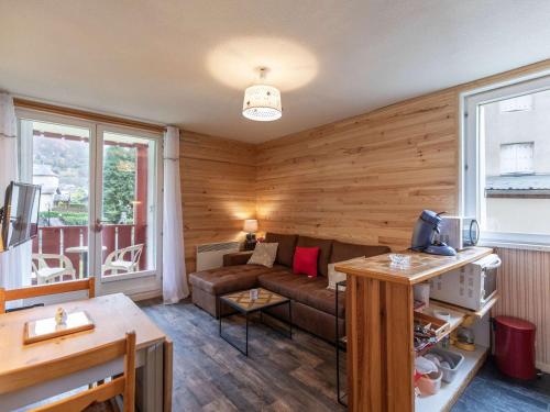 un salon avec un canapé et une table dans l'établissement Charmant T2 cabine 3 pers, balcon, parking privé, Luz-Saint-Sauveur - FR-1-402-139, à Esquièze - Sère