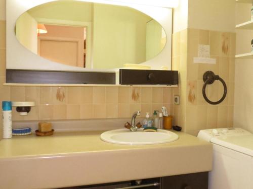 une salle de bain avec un lavabo et un miroir dans l'établissement Appartement 2 pièces climatisé, calme, proche centre-ville et plage, avec balcon - Sainte-Maxime - FR-1-780-78, à Sainte-Maxime