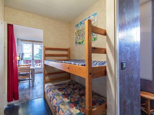 a bedroom with two bunk beds in a room at Charmant T2 cabine 3 pers, balcon, parking privé, Luz-Saint-Sauveur - FR-1-402-139 in Esquièze - Sère