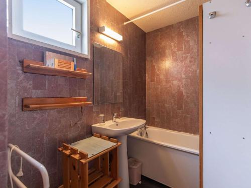 a bathroom with a sink and a bath tub at Charmant T2 cabine 3 pers, balcon, parking privé, Luz-Saint-Sauveur - FR-1-402-139 in Esquièze - Sère