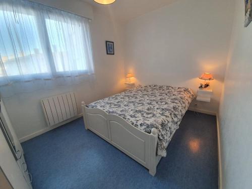 - une chambre avec un lit et 2 tables avec des lampes dans l'établissement Appartement rénové 3 pièces, 6 couchages avec balcon, TV et parking sécurisé - Saint-Jean-de-Monts - FR-1-224C-291, à Saint-Jean-de-Monts