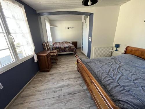 - une chambre avec un lit, une table et une fenêtre dans l'établissement Grande Maison 12 Pers. avec Terrasse, Proche Plage et Forêt, Animaux Admis - FR-1-324A-61, à Saint-Jean-de-Monts
