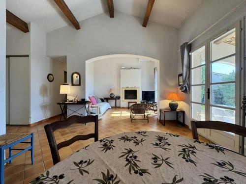 un salon avec une table et des chaises et un salon dans l'établissement Maison Individuelle 2 Chambres avec Jardin, Piscine et Tennis, Proche du Centre-Village - FR-1-726-44, à La Croix-Valmer