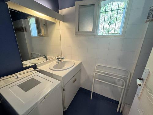 une salle de bain blanche avec un lavabo et un miroir dans l'établissement Maison Individuelle 2 Chambres avec Jardin, Piscine et Tennis, Proche du Centre-Village - FR-1-726-44, à La Croix-Valmer