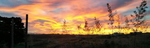 una puesta de sol con un cielo colorido con nubes en Casa de Campo El Duraznillo en Tandil