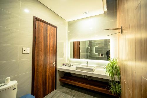 a bathroom with a sink and a mirror at Homestay My Ny Đà Lạt in Khu Chi Lăng