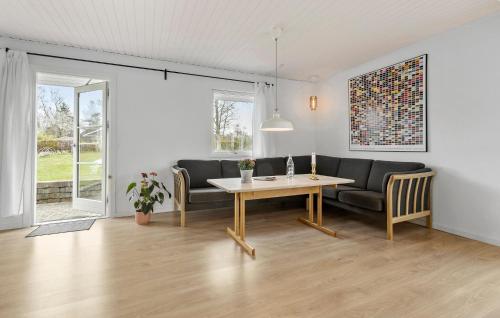 Posezení v ubytování Amazing Home In Ølsted With Kitchen