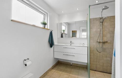 baño blanco con ducha y lavamanos en Amazing Home In lsted With Kitchen en Ølsted