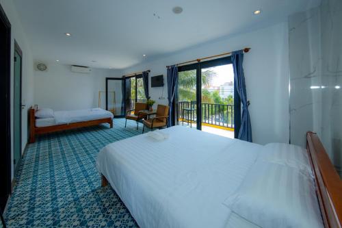 En eller flere senger på et rom på Azure Beach Hotel