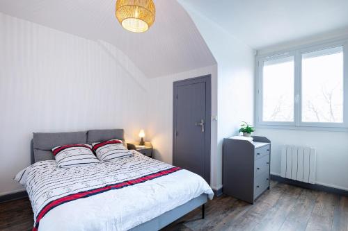 une chambre avec un grand lit et une fenêtre dans l'établissement Appartement T3 - 2 chambres 4 personnes - Centre Ville St Nazaire - Au calme, à Saint-Nazaire