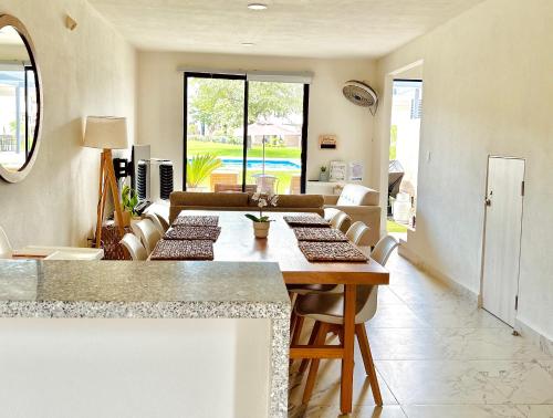 a living room with a table and chairs at Aceptamos 1 mascota mini o raza peq selecciona la tarifa CON MASCOTA o paga la tarifa directa al anfitrion in Xochitepec