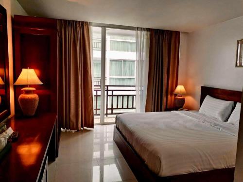 Habitación de hotel con cama y balcón en Sabaidee@Lao Hotel Vientiane en Vientián