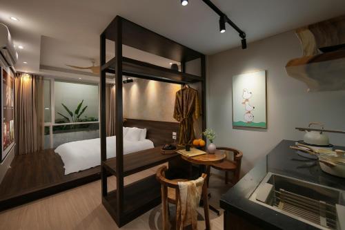 1 dormitorio con 1 cama y escritorio con mesa en Brilliant Nature Suites & Spa, en Hanói