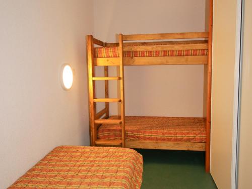 Ce dortoir comprend 2 lits superposés. dans l'établissement Appartement Saint-François-Longchamp, 2 pièces, 6 personnes - FR-1-635-140, à Saint-François-Longchamp