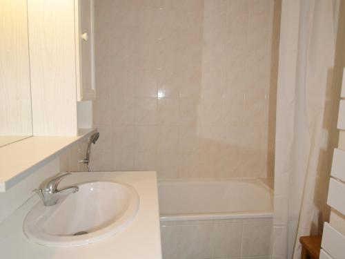 La salle de bains est pourvue d'un lavabo et d'une baignoire. dans l'établissement Appartement Saint-François-Longchamp, 2 pièces, 6 personnes - FR-1-635-140, à Saint-François-Longchamp