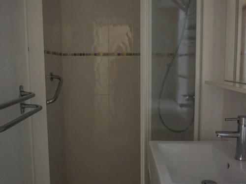 奥特朗Appartement rénové 4 pers, proche pistes, balcon sud, Autrans - FR-1-737-80的浴室配有淋浴和洗手池