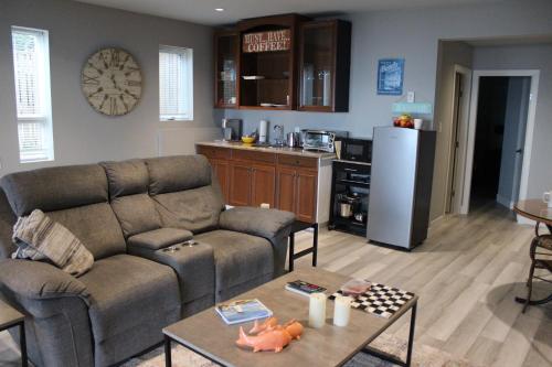 a living room with a couch and a kitchen at EdgeWater Chemainus in Chemainus