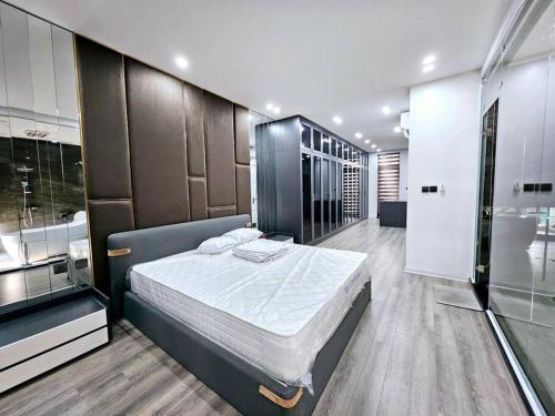 sypialnia z dużym łóżkiem w pokoju w obiekcie Le Luxe Home - Vinhomes Marina tại Lê Chân w Hajfong