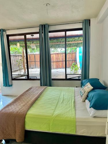 a bedroom with a large bed and a window at Frente la playa Isis in Sámara