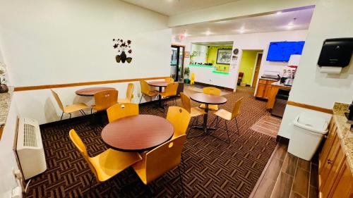 a classroom with tables and chairs in a classroom at Forest City Inn in Forest City