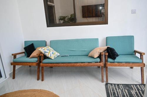 un sofá con almohadas en una habitación en tosh home, en Chukwani