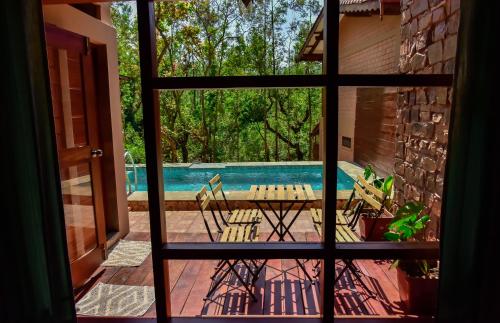 Kolam renang di atau dekat dengan Sereno Pool Villa Chikmagalur