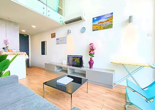 TV a/nebo společenská místnost v ubytování Cozy Duplex, Quiet Stay with MRT View #SP1