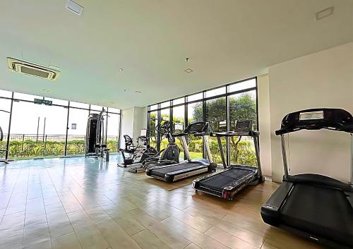Fitness centrum a/nebo fitness zařízení v ubytování Cozy Duplex, Quiet Stay with MRT View #SP1