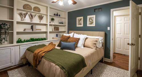 1 dormitorio con 1 cama grande con estanterías blancas en The Kirby House: King Bed, Hot Tub, Game Rooms, Gym en Memphis