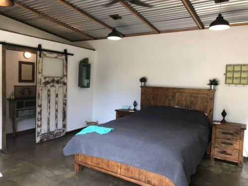 ein Schlafzimmer mit einem großen Bett in einem Zimmer in der Unterkunft Tiny House Farmstay Mount Warning in Eungella