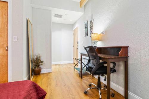 a living room with a desk and chairs in a room at Charming Condo - European Vibe in Palm Coast
