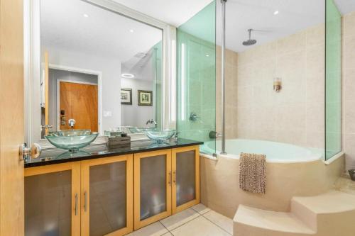 uma casa de banho com 2 lavatórios e uma banheira em Charming Condo - European Vibe em Palm Coast
