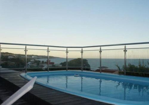 una piscina con vistas al océano en Uma quadra do mar, en Natal
