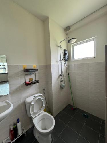 łazienka z toaletą i umywalką w obiekcie MR homestay depo link w mieście Kuching