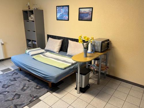 una habitación en el hospital con una cama y una mesa con flores en Apartment Mahlke, en Stedar