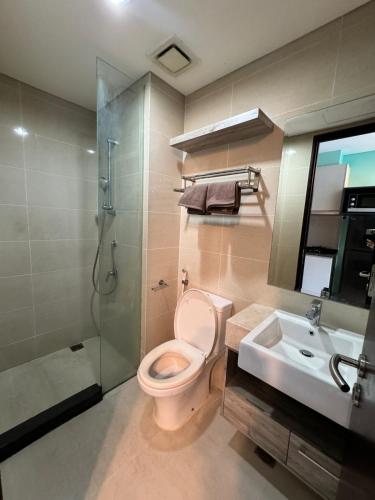ein Bad mit einem WC, einem Waschbecken und einer Dusche in der Unterkunft Apartemen Puri Mansion Cozy, Lokasi Strategis in Jakarta