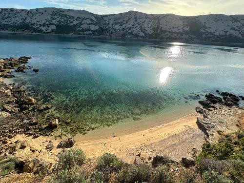 duży zbiornik wody z plażą i górami w obiekcie Apartment Cosy Nest in Barbat w mieście Barbat na Rabu