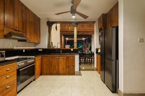 Dapur atau dapur kecil di Royal Indigo Villa