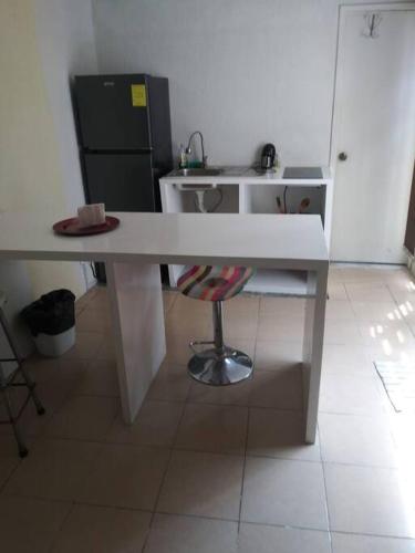 uma cozinha com uma mesa branca e um frigorífico em Loft E Metro Copilco UNAM Coyoacan- E em Cidade do México