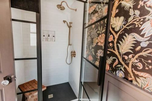 um chuveiro com uma porta de vidro na casa de banho em 1 bedroom Modern Victorian in heart of downtown em Nevada City