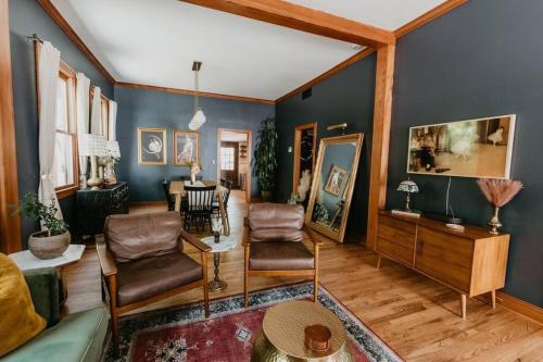 uma sala de estar com paredes azuis e vigas de madeira em 1 bedroom Modern Victorian in heart of downtown em Nevada City