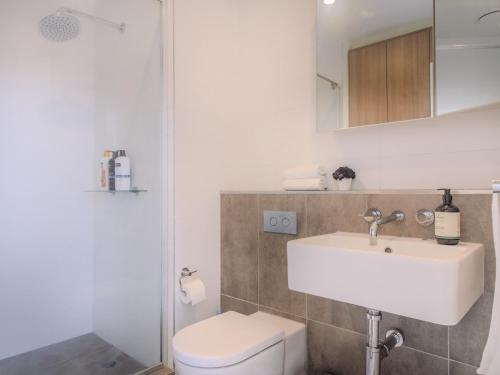 een badkamer met een wastafel en een toilet bij Delightful 1br1ba Carlton With Great Location in Melbourne